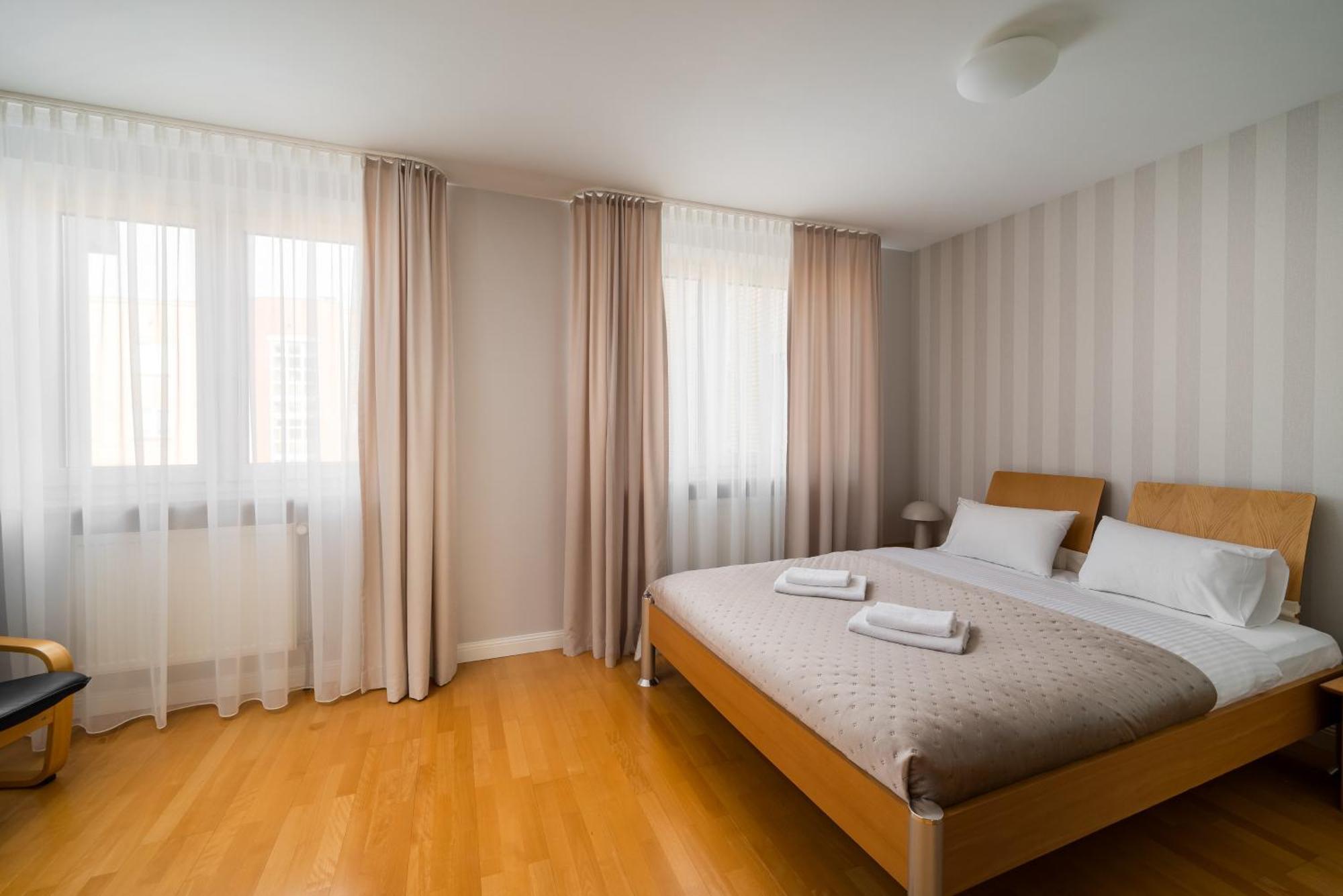 Metro Imielin 2-bedroom Apartamento *