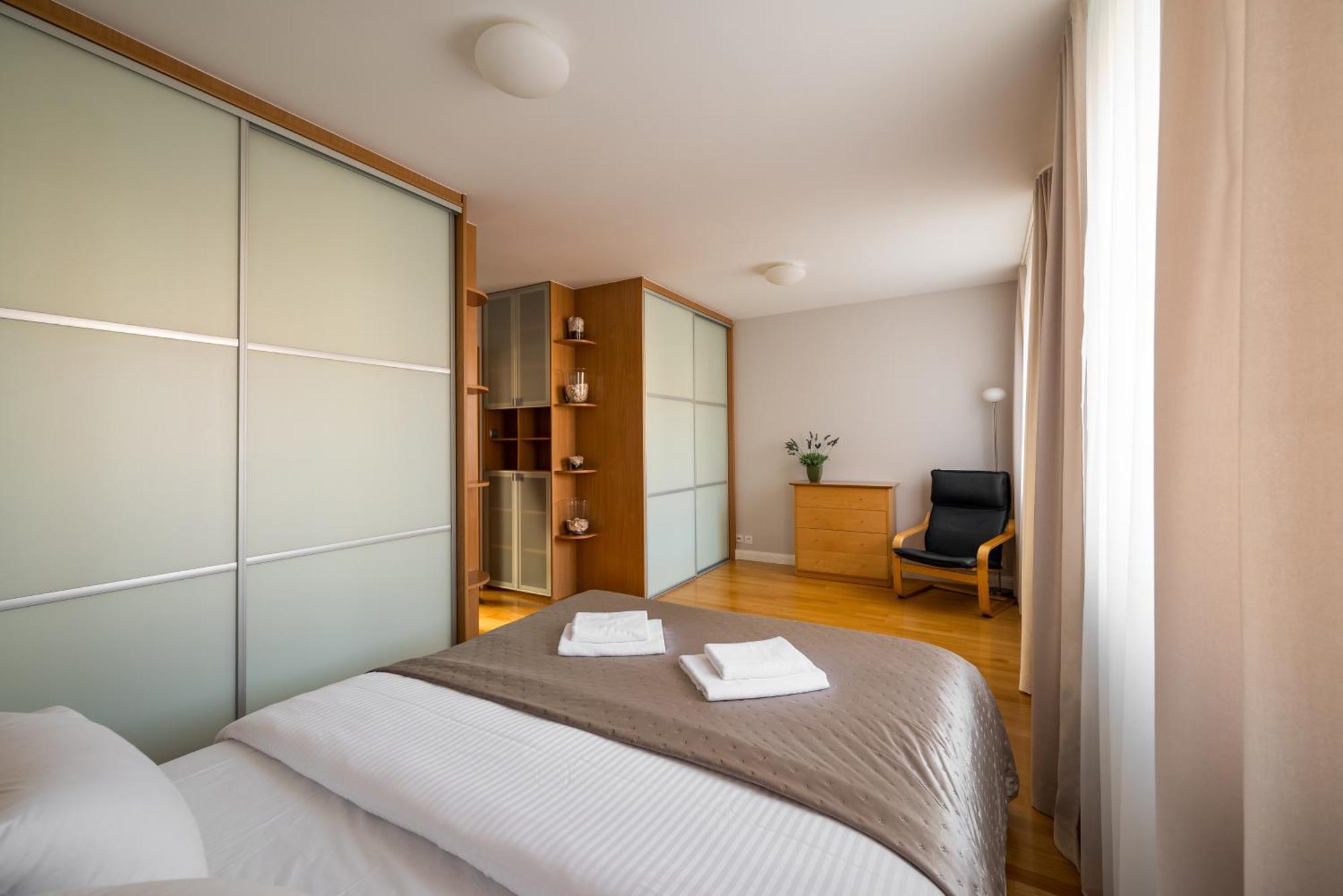 Metro Imielin 2-bedroom Apartamento